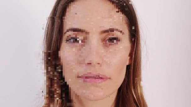 顔のスキャンのためにカメラを見ている若い女性 — ストック動画