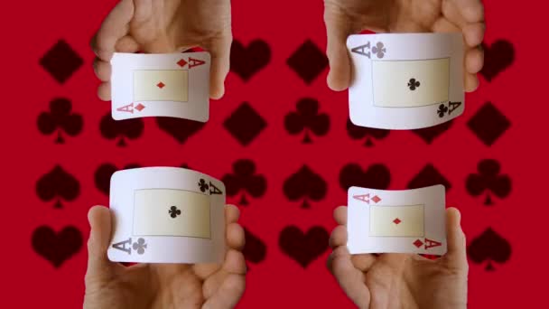 手握扑克牌 游戏和赌博夹子的人 — 图库视频影像