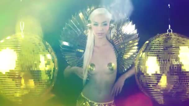 Vacker Kvinna Fantastisk Guldkostym Disco Miljö — Stockvideo