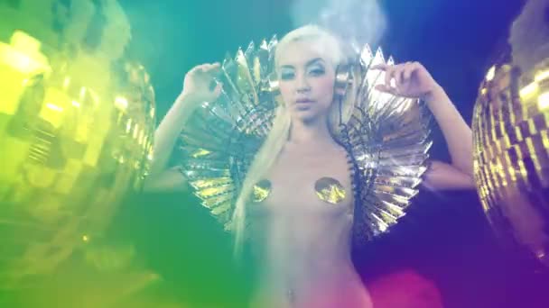Mooie Vrouw Verbazingwekkende Gouden Kostuum Disco Setting — Stockvideo