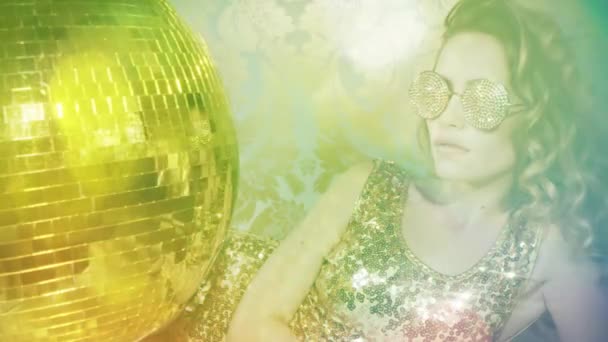 Disco Kvinna Poserar Med Guld Kristall Solglasögon Omgiven Guld Disco — Stockvideo