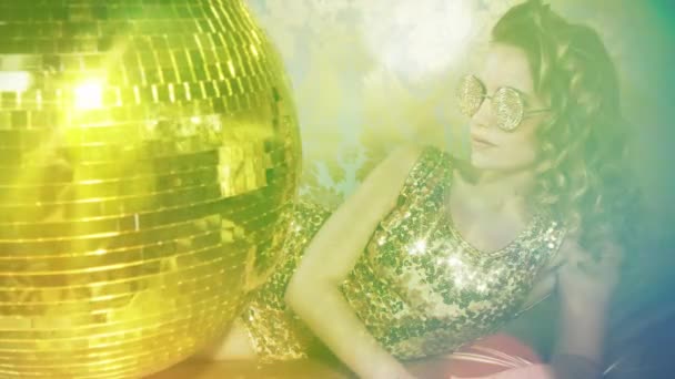 Disco Frau Posiert Mit Goldener Kristallsonnenbrille Umgeben Von Goldenen Discokugeln — Stockvideo