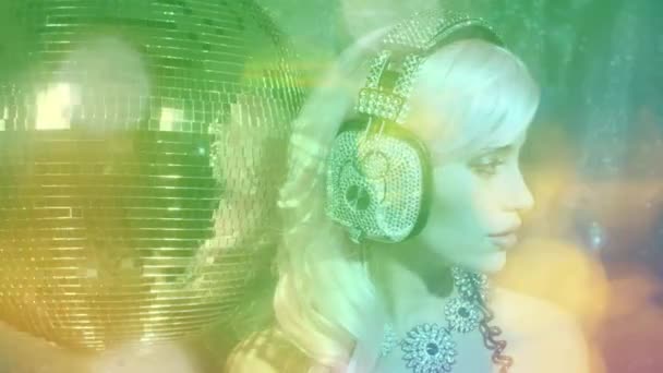 Disco Mujer Bailando Con Auriculares Cristal Plateado Rodeado Bolas Discoteca — Vídeo de stock
