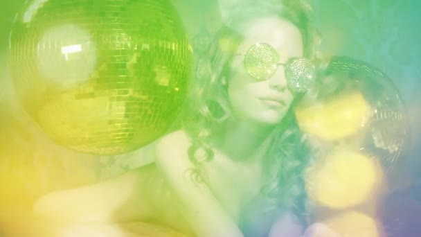 Дискотека Женщина Позирует Золотыми Кристаллическими Солнцезащитными Очками Окружении Золотых Шаров — стоковое видео