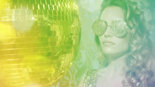 Donna Discoteca Posa Con Occhiali Sole Cristallo Oro Circondato Palle — Video Stock