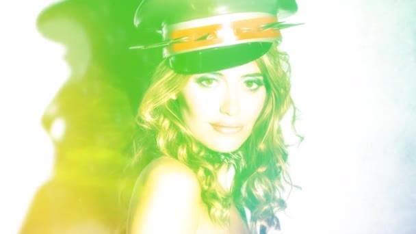 Hermosa Mujer Posando Mirando Alrededor Usando Sombrero Militar Látex Con — Vídeos de Stock