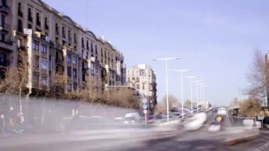 Barselona 'da trafik ışıklarıyla dolu işlek bir caddenin zaman ayarlı görüntüsü.