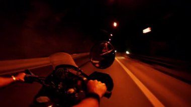 tünellerden yarış motosiklet arkası kapalı atış