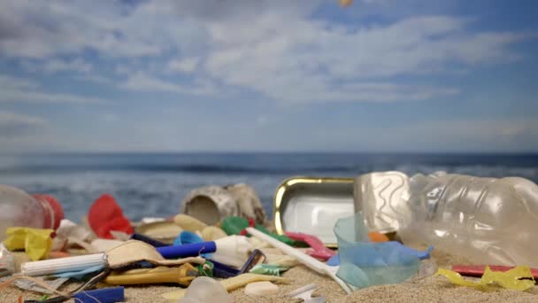 Σκουπίδια Που Ρίχνονται Αργή Κίνηση Μια Όμορφη Παραλία — Αρχείο Βίντεο