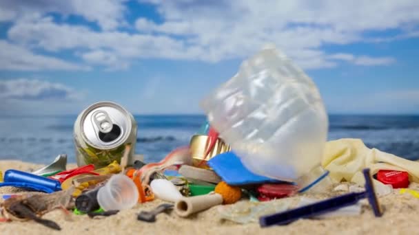 Çöpler Güzel Bir Plaja Yavaş Çekimde Bırakılıyor — Stok video