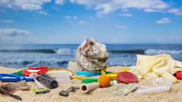 Çöpler Güzel Bir Plaja Yavaş Çekimde Bırakılıyor — Stok video