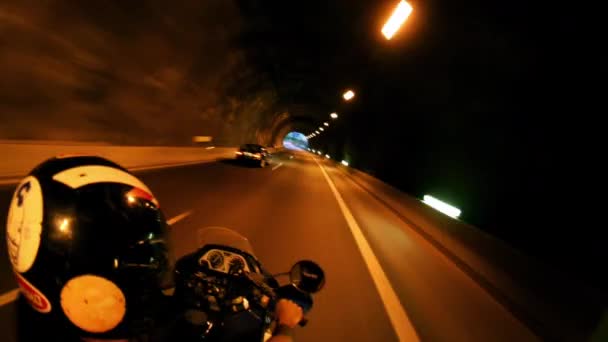 Lőtte Hátán Egy Motorkerékpár Racing Alagutakon Keresztül — Stock videók
