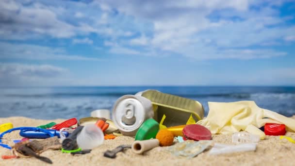 Śmieci Wyrzucane Zwolnionym Tempie Pięknej Plaży — Wideo stockowe