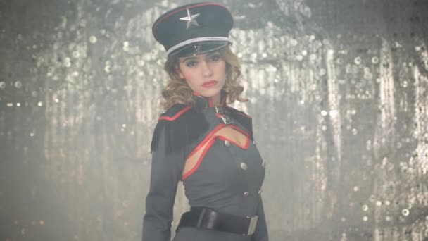 軍の衣装を着た美しいダンサーの女性 — ストック動画