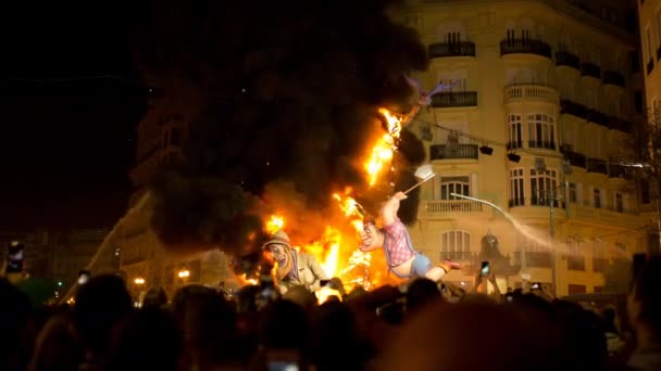 紙張り子彫像は燃やしたバレンシアの火祭りの最後の夜 この巨大な火の祭り 週間続くし 何百万のツーリストを引き付ける — ストック動画