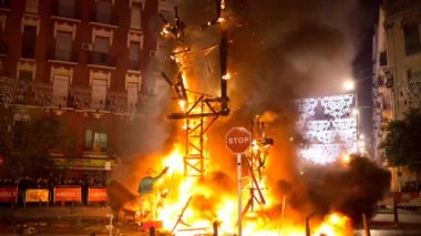 kağıt mache heykeller yandığı Valencia las fallas final gecesi. Bu büyük yangın festival 2 hafta sürer ve milyonlarca turist çeken