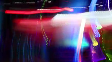 Müzik festivalinde bulanık ışıklardan yapılmış desen 