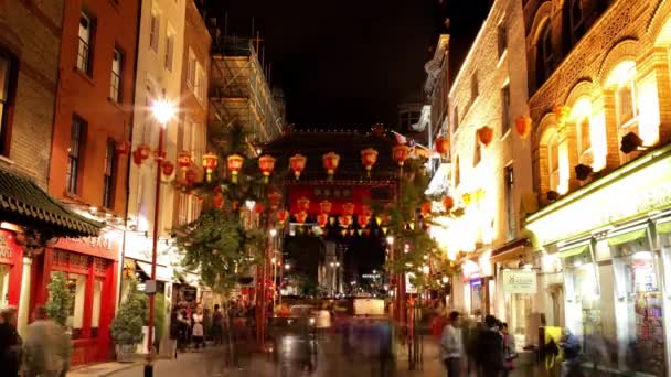 Mensen Haasten Zich Rond Londons Soho Chinatown Nachts — Stockvideo