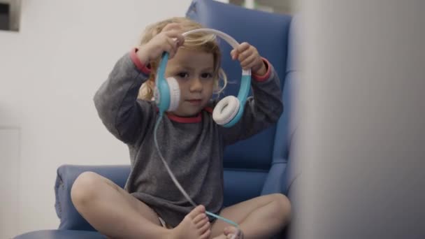 可爱的孩子玩耳机 — 图库视频影像
