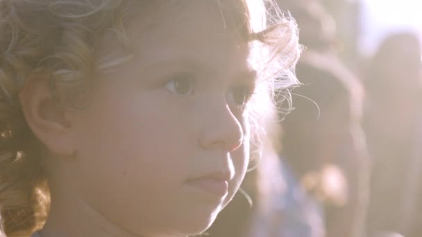 Słodkie Dziecko Patrząc Wokół Zewnątrz — Wideo stockowe