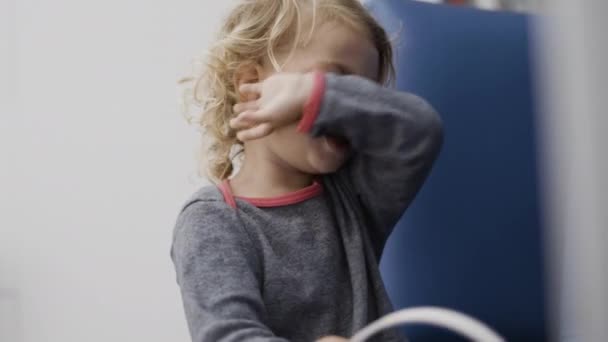 Mignon Enfant Regardant Autour Sur Canapé — Video