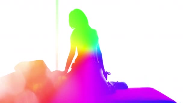 ソファで虹色のシルエットで踊る女性 — ストック動画