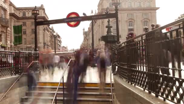 Snelle Rush Straat Scène Van Piccadilly Circus Ondergrondse Ingang Londen — Stockvideo