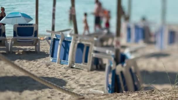 Знімок Пляжу Торговому Центрі Палубними Стільцями Нахил Фокус Знімок Людей — стокове відео