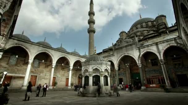 イスタンブール トルコの Yeni キャミ モスク内部パン タイムラプス — ストック動画