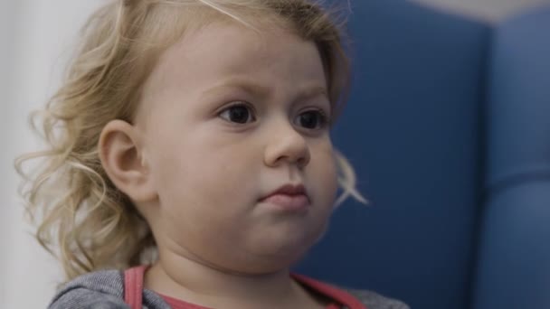 Sevimli Çocuk Kanepeye Bakıyor — Stok video