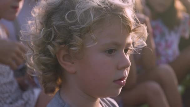 Симпатичный Ребенок Осматривается Улице — стоковое видео