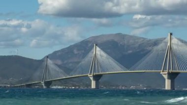 Rio Antirio Köprüsü 'nün Korint Körfezi' ni geçişi, Yunan devriyelerine yakın.