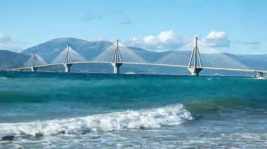 Rio Antirio Köprüsü 'nün Korint Körfezi' ni geçişi, Yunan devriyelerine yakın.