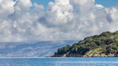 Korfu 'daki Avlaki plajından ufuk üzerindeki Albanya dağlarının manzarası, Yunanistan
