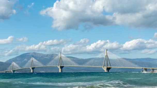 パトラス ギリシャに近いコリン湾を渡るリオ アンティリオ橋のタイムラプス — ストック動画