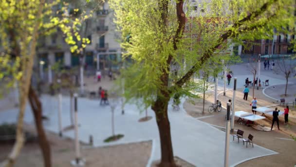 Vista Personas Caminando Por Una Plaza Barceloneta Barcelona España — Vídeos de Stock