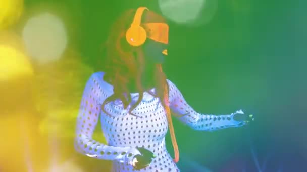 紫外線の下で蛍光輝くクラブウェアで踊る美しい女性 — ストック動画