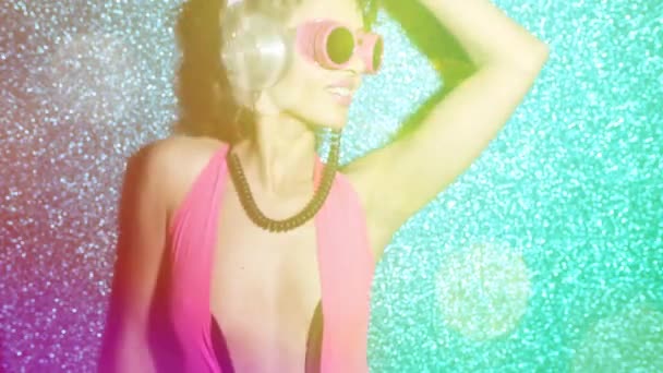 Una Hermosa Mujer Bailando Con Traje Brillante Auriculares — Vídeos de Stock