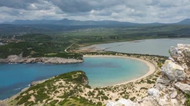 Yunan Navarino Kalesi 'nin peloponez bölgesindeki göz kamaştırıcı Voidokilia plajı.