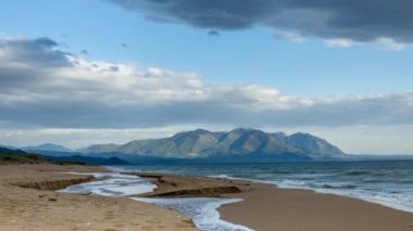 Peloponese 'de vahşi bir sahil, Yunanca