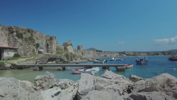 Μπουρτζί Του Κάστρου Της Μεθώνης Στην Ελλάδα Λιμάνι Και Καΐκια — Αρχείο Βίντεο
