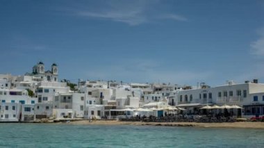 Paros Greece 'deki güzel Naousa kasabasının zamanı.