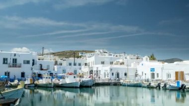 Paros Greece 'deki güzel Naousa kasabasının zamanı.