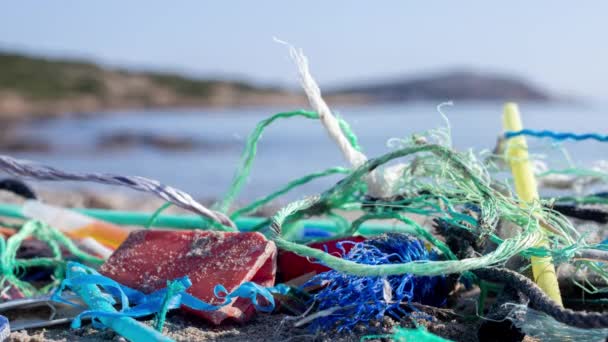 ゴミやゴミで覆われたギリシャのビーチは — ストック動画