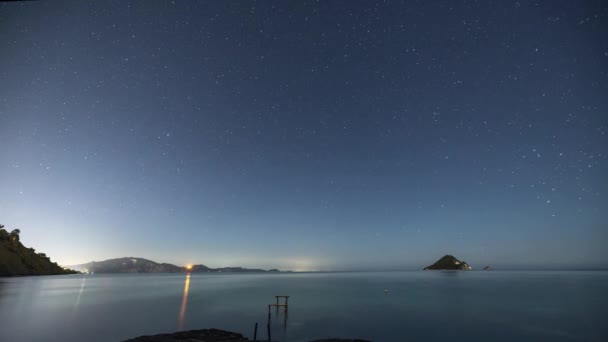 Zeitraffer Einer Ruhigen Meereslandschaft Der Nacht Mit Sternen Auf Der — Stockvideo
