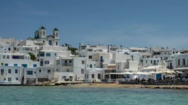 Paros Greece 'deki güzel Naousa kasabasının zamanı.