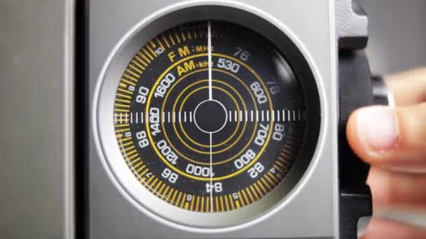 Gros Plan Sur Cadran Circulaire Une Ancienne Radio Rétro — Video