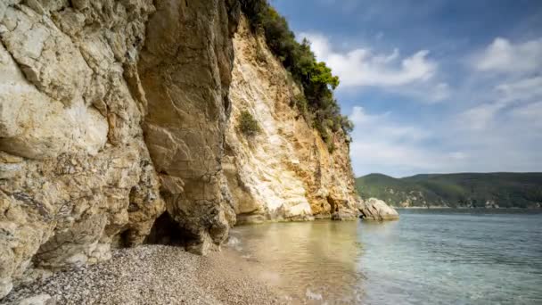 ギリシャのIgoumenitsaに近い美しいビーチと崖 — ストック動画