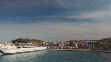Korfu kasabasına gelen feribot görüntüsü, Yunan