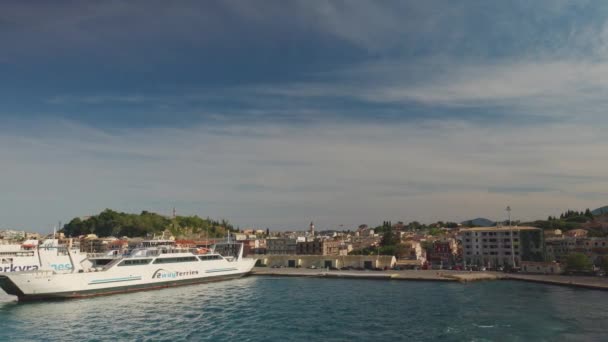 Vista Barco Balsa Que Chega Cidade Corfu Grécia — Vídeo de Stock